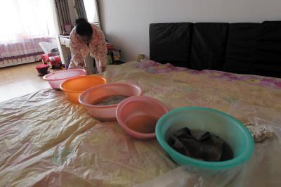 孝义楼上漏水，住户失联，小区没物管，业主维权难！律师来支招……